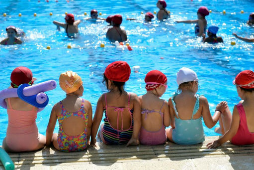 niños en una pileta de natación